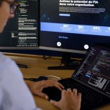 Les métiers de l'informatique souffrent particulièrement, avec une chute de l'emploi de 31% au premier semestre en raison du "ralentissement de l'économie, l'automatisation et l'utilisation croissante de l'IA", sleon Adecco. (archives) KEYSTONE/LAURENT GILLIERON
